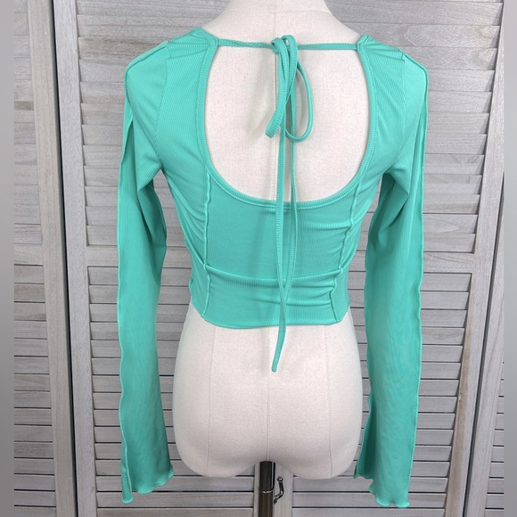 Cropped Exposed Seam Top Stretchy/Ribbed Fluted Sleeves Green-Small - Picture 2 of 2